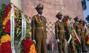 La cérémonie a été marquée par le dépôt de gerbes de fleurs au nom du général d'armée Raul Castro Ruz, du président Miguel Diaz-Canel Bermudez, du président de l'Assemblée nationale du Pouvoir populaire, Esteban Lazo Hernandez, et du peuple cubain.