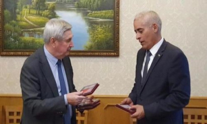 Le Parti communiste russe décore plusieurs dirigeants cubains.