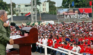 El comandante en Jefe Fidel Castro Ruz, presidiò el acto central por el 53 Aniversario del Asalto a los cuarteles Moncada y Carlos Manuel de Cèspedes en la Provincia de Granma.(foto Jorge Luis Gonzàlez) 26-7-06 Fidel28N9. 

Fid17644