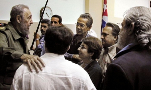 Pleno ampliado de la UNEAC. 30 - May.- 2002.
  Foto: Ahmed Velázquez.
 Fidel conversa con un grupo de intelectuales en el pleno ampliado de la Uneac.

Fide8847
