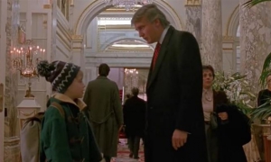 Plusieurs des millions de spectateurs qui apprécient chaque fin d'année le film Maman, j’ai raté l’avion 2 ne veulent plus de Trump dans ce film.