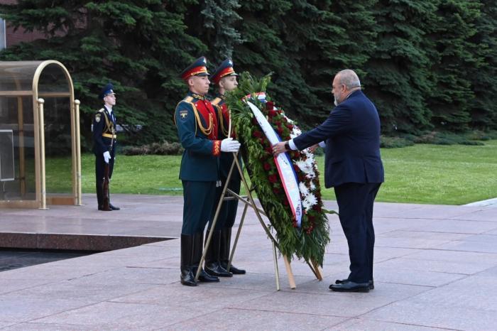 Dans la matinée de mardi, la délégation cubaine, conduite par le Premier ministre Manuel Marrero Cruz, s'est recueillie devant le Monument au soldat inconnu à Moscou. 