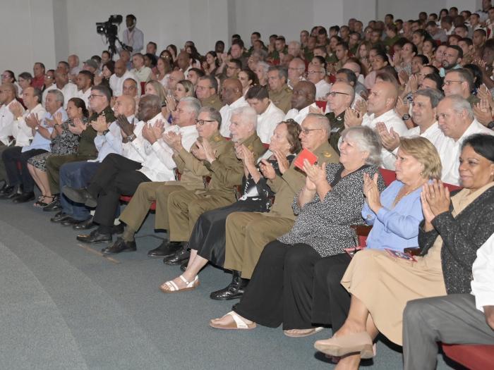 Raul et Diaz-Canel ont accompagné l'épouse du Guérillero héroïque et ses filles Aleida et Celia Guevara March, lors de l'émouvant gala culturel qui a rendu hommage au héros.