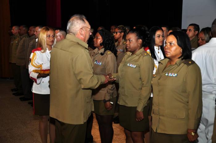 Dans le cadre de la commémoration et pour les résultats obtenus, un groupe d'officiers a été promu au grade supérieur. 