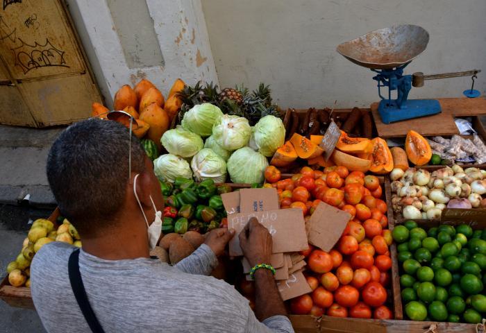 Parmi les actions les plus urgentes, figure la lutte effective contre les prix abusifs et spéculatifs des biens et des services. 